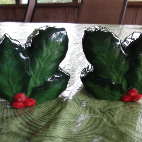 Holly Berry Leaf Christmas Holiday S & P Salt and Pepper Shakers - Picture 10 of 13